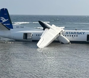 Die Fokker 50 nach der Notlandung: Niemand kam bei dem Unglück ums Leben.