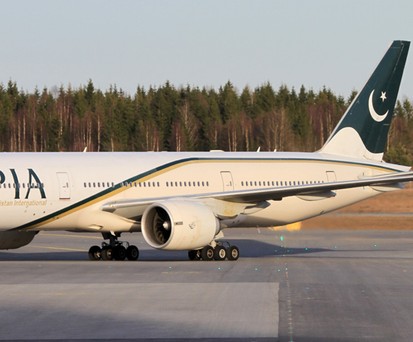 Die Boeing 777 AP-BGL von PIA (hier 2013 in Oslo): Seit 2020 am Boden.