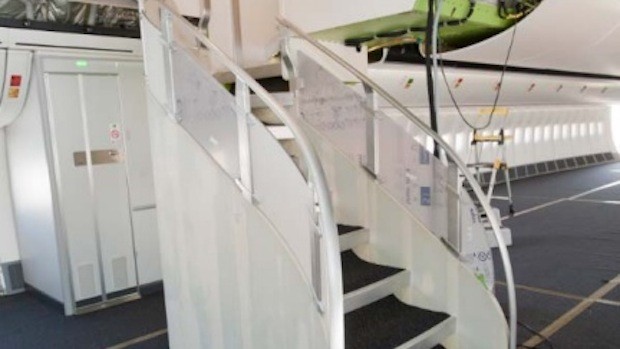 Eine Treppe führt im hintern Teil des Flugzeuges nach oben in das «Aeroloft».