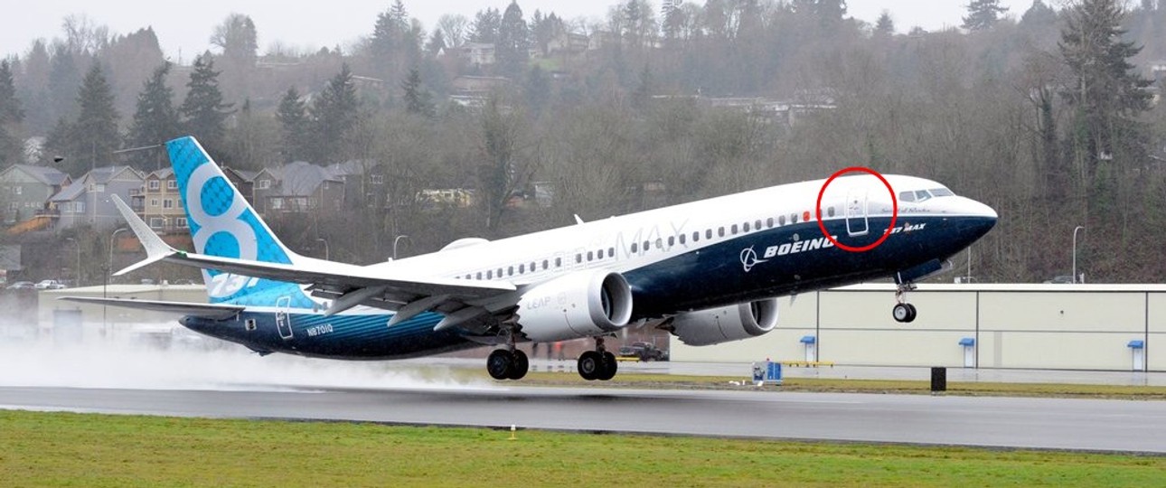 Boeing 737 Max 8: Markiert ist hier die vordere Servicetür (Forward Galley Door). 