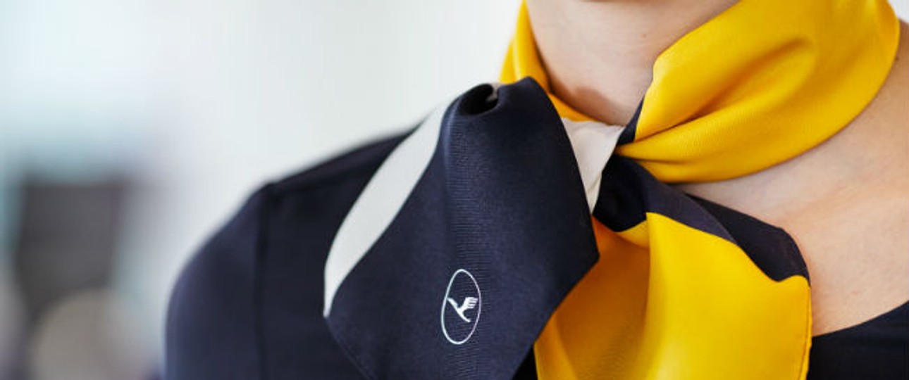 Neben Blau blieb Gelb etwa bei den Accessoires der Flugbegleiter bestehen.