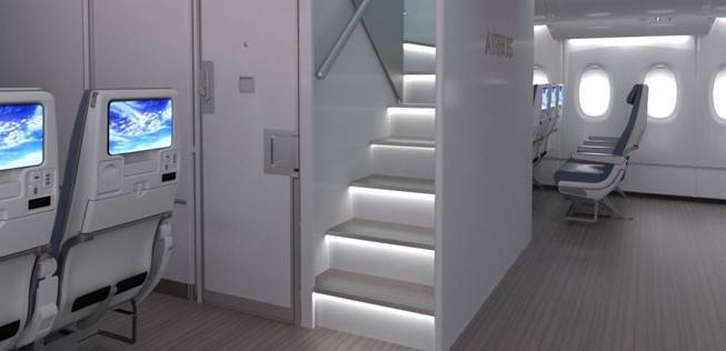 Dafür wird die vordere Treppe verlegt von Tür eins zu Tür zwei. Die Treppeneingänge zum Oberdeck und zu den Crew-Räumen im Unterdeck werden so kombiniert. Bei diesem Modul ist noch nicht klar, ob es auch nachträglich eingebaut werden kann.