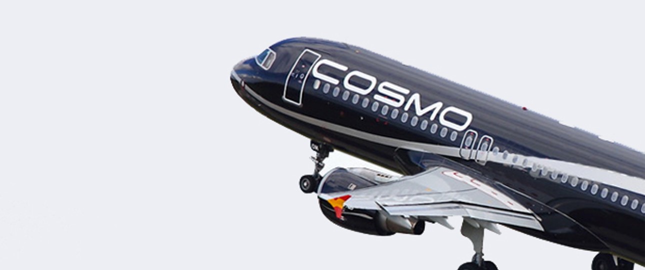 Airbus A320 in den Farben von Cosmo: Erstmals eigene Flugzeuge.