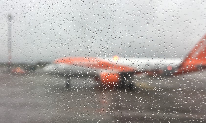 Flugzeug von Easyjet am BER: Geradeaus statt Kurve.