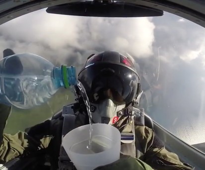 Kampfjet-Pilot trinkt das Wasser über Kopf