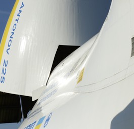 Geöffnete Bugklappe der Antonov An-225: Der Flieger soll wiederauferstehen.
