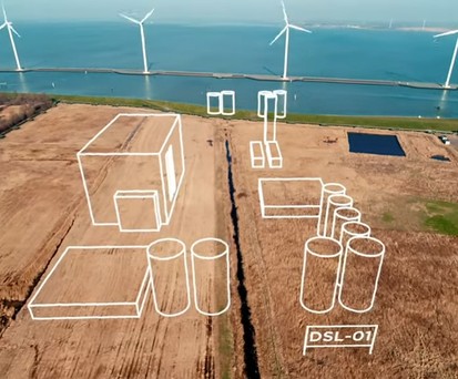 Und in 100 Jahren? KLM ist eine der Airline, die sich aktiv darum bemühen, klimafreundliche Lösungen für die Luftfahrt zu finden. Sie erklärte etwa, sie verpflichte sich, über einen Zeitraum von zehn Jahren 75.000 Tonnen nachhaltigen Treibstoff jährlich zu nutzen. Dieser soll aus einer Anlage stammen, die der Biotreibstoff-Hersteller Sky NRG im Küstenort Delfzijl im Norden der Niederlande bis 2022 errichtet.