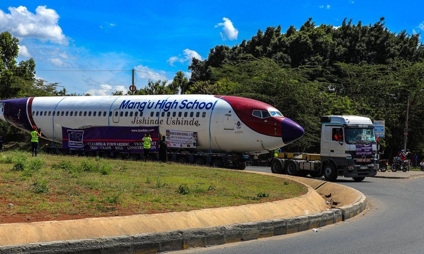 Boeing 737-700 von Kenya Airways: Die Maschine wird auf dem Landweg zur Schule transportiert.