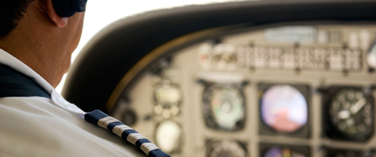 Pilot im Cockpit: Nicht der einzige mit Verantwortung.