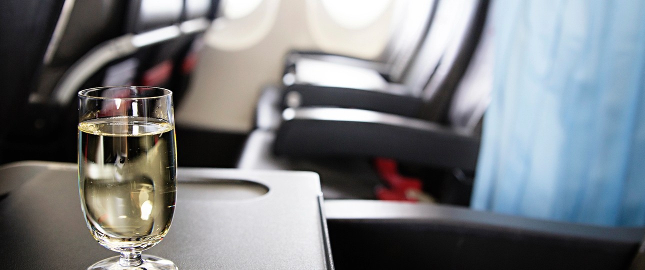 Drink im Flugzeug: Vor Abflug bleibt in den USA dafür weniger Zeit.