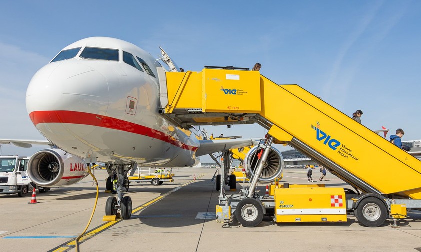 Airbus A320 von Lauda am Flughafen Wien: Der Flughafen testet mit Ryanair zusammen den 25-Minuten-Turnaround.