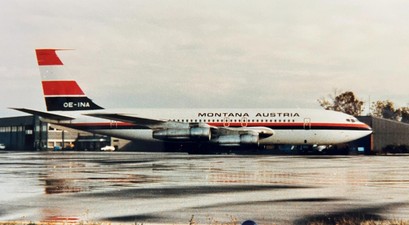 Boeing 707 von Montana Austria: Die OE-INA flog zwischen 1961 und 1975 als VH-EBJ bei der australischen Qantas und ist hier im Sommer 1980 auf einem Charter für Hapag-Lloyd nach Mallorca in Münster/Osnabrück zu sehen. 