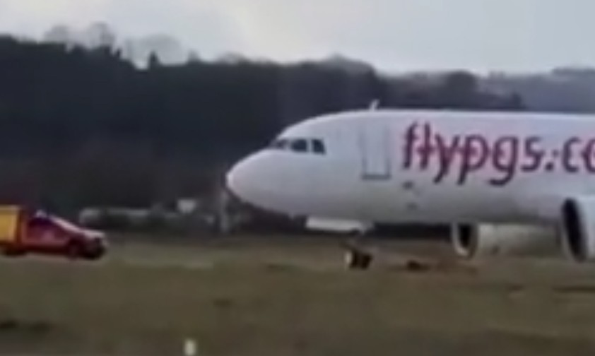 Airbus A320 Neo landet in Basel mit verdrehtem Fahrwerk