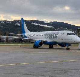 People's schrumpft auf ein Flugzeug
