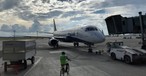 EMbraer-Jet von Azul am Gate: Die Flotte wird kleiner.