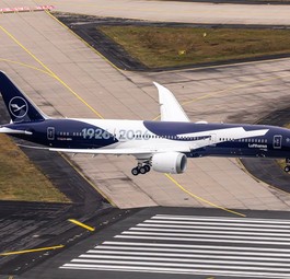 Die Boeing 787-9 von Lufthansa mit der 100-Jahre-Sonderlackierung: Die D-ABPU spielt am 6. April Luft Hansa.