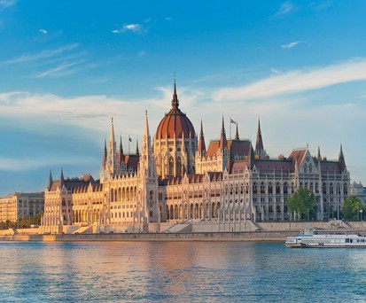 Blick auf das Parlamentsgebäude in Budapest
