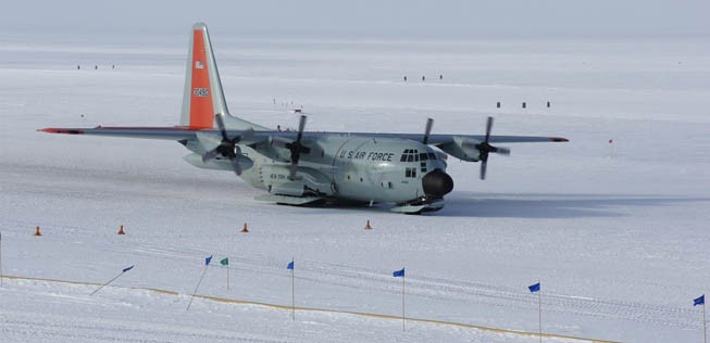 Eine Lockheed LC-130 der USA am Flugfeld der Amundsen–Scott South Pole Station.