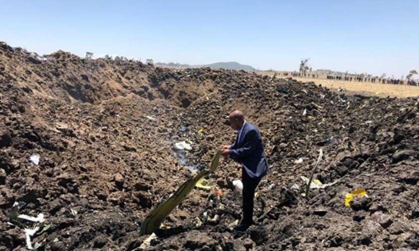 Der damalige Chef von Ethiopian Airlines besucht die Unfallstelle: Neue Vorwürfe an Boeing.