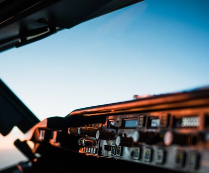 Flugzeugcockpit: Piloten müssen den Höhenmesser mit dem Luftdruck kalibrieren.