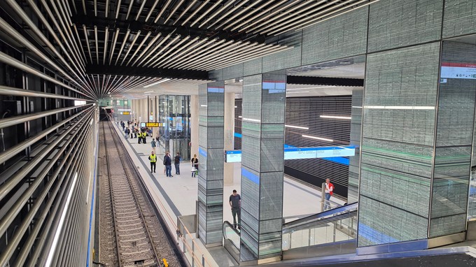 Die Station ist modern, hell und mit viel Platz gestaltet.