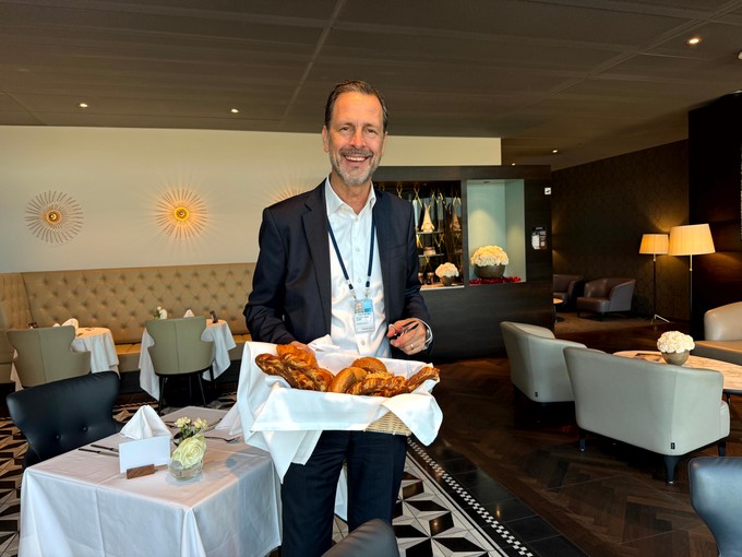 Jürg Siegenthaler, Regional Head of Aspire Executive Lounges, übernimmt spontan den Service und präsentiert stolz den frisch gefüllten Brotkorb.