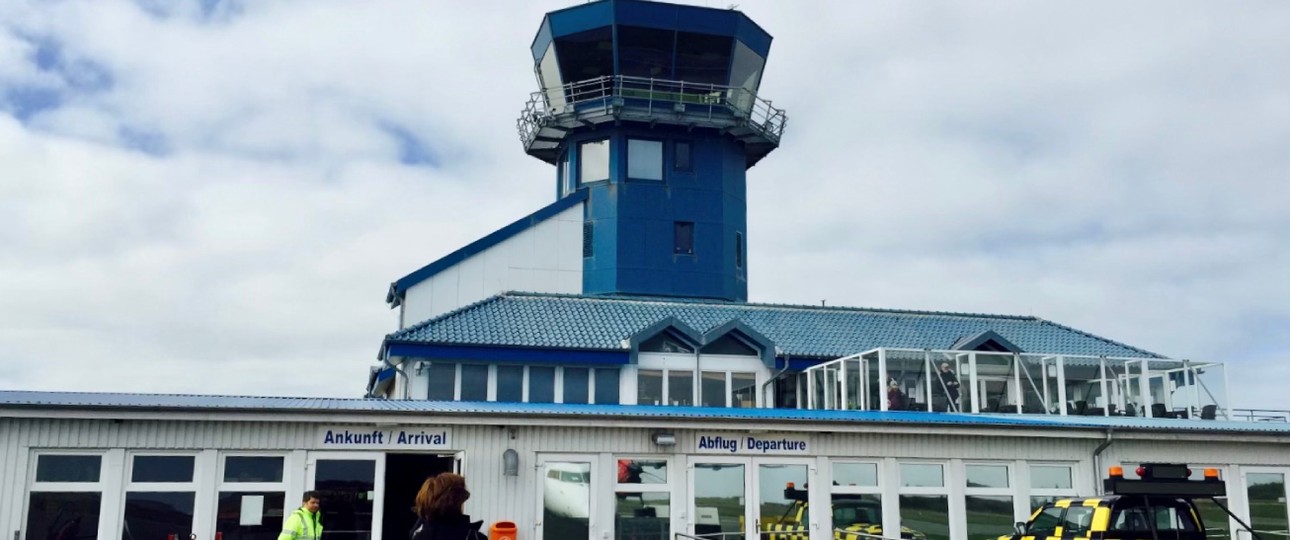 Flughafen Sylt: Hier sitzt ein Lufthansa.Flieger fest.