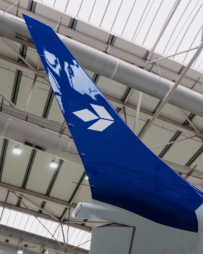 Blau statt Türkis: In dieser Farbe präsentiert sich Air Dolomiti. 
