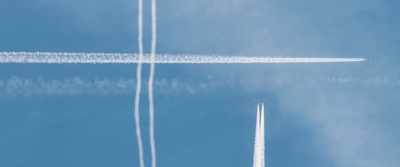 Flugzeuge in der Luft: Mit E-Triebwerk oder Biokraftstoffen könnte man fliegen.