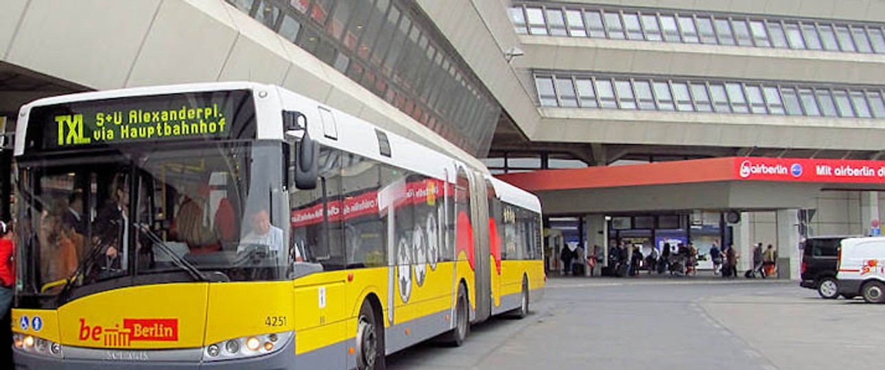 TXL-Bus vor dem Terminal 1 von Berlin-Tegel: Chaotischer Weg in die Stadt.