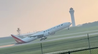 Boeing 777 von Kalitta Air: Funken schlagen.