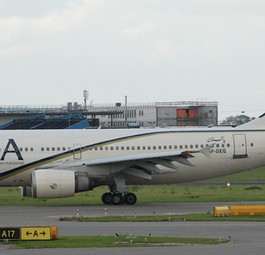Airbus A310 mit der Kennung AP-BEQ, hier im Jahr 2011: Der Flieger steht mittlerweile in Leipzig und sieht nicht mehr so fit aus.