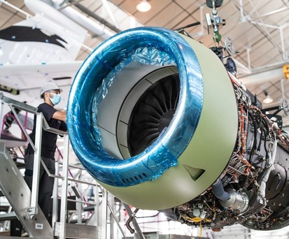 Das erste Vorserienflugzeuge der Falcon 6X erhält seine Pratt &amp; Whitney -Triebwerke: Der Businessjet von Dassault Aviation ...