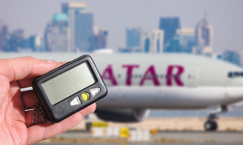 Pager vor einem Qatar-Airways-Jet: Auf Libanon-Flügen nun verboten.