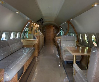 Das Anwesen ist kein gewöhnliches Anwesen. Dazu gehört auch eine Fokker F28. Der Jet besticht mit einer exklusiven Ausstattung.