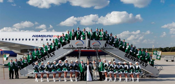 Die Ehrengarde vor einem Jet von Hamburg International im Jahr 2009.