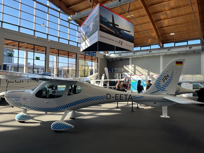 Zahlreiche Hersteller zeigen ihre Ultraleichtflugzeuge. Neben der  F2E von Flight Design sind auch ...
