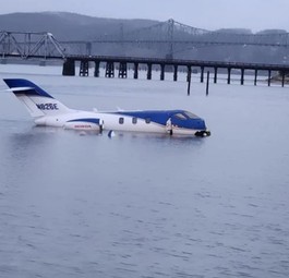 Das Flugzeug im Wasser: Es ging glimpflich aus.