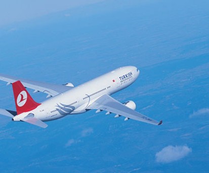 Turkish Airlines will Istanbul zum Mega-Drehkreuz ausbauen und zeigt sich großzügig: Wer länger als zehn Stunden auf seinen Anschlussflug warten muss, bekommt ein Hotelzimmer gestellt – und hat die Chance, Istanbul zu erkunden.