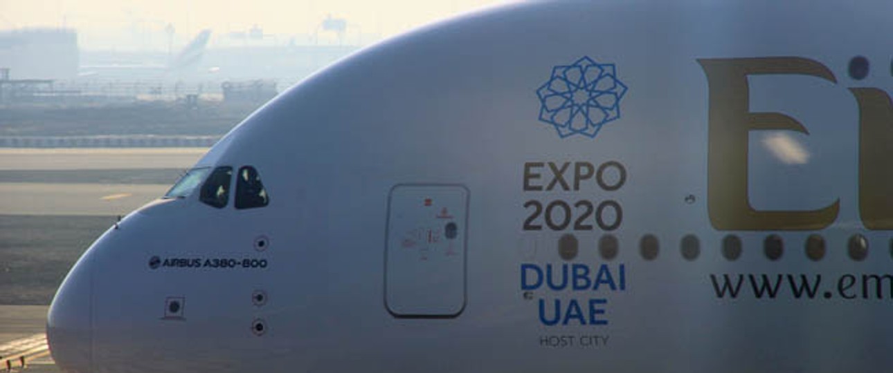 Airbus A380 von Emirates Airlines vor der Startbahn in Dubai.