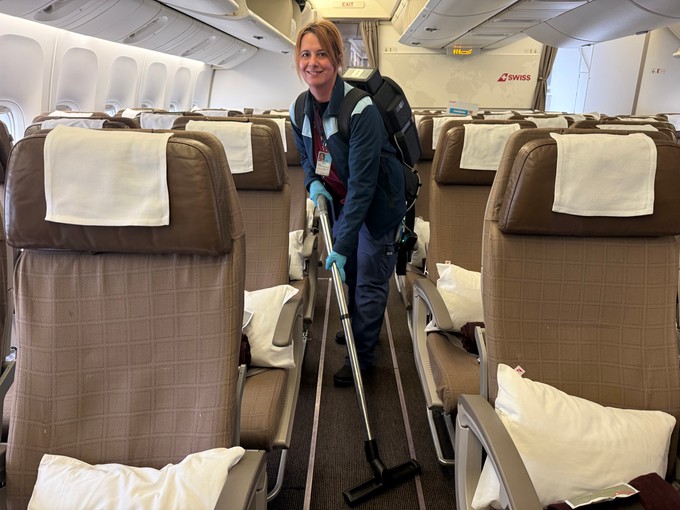 Damit man durch die engen Gänge kommt, wird der Staubsauger am Rücken getragen.