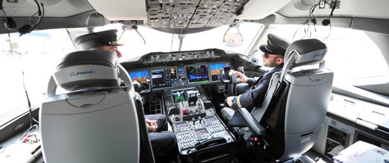 Piloten im Cockpit: Airlines werden bei Anstellungsbedingungen kreativer.