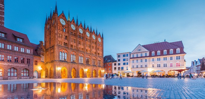 Klassischer Dämmerungsblick auf die Hansestadt Stralsund.