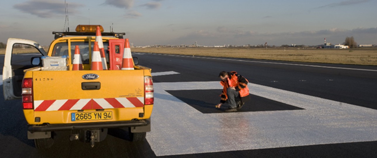 Ausbesserungsarbeiten an der Piste in Paris Orly: Bald große Renovation.