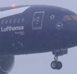 Boeing 787-9 von Lufthansa: das Flugzeug trägt die Jubiläums-Lackierung.