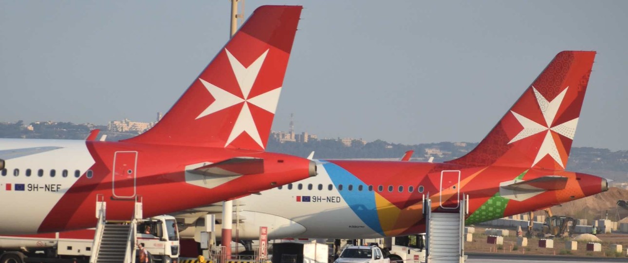 Zwei Jets von Air Malta: Das Bild zeigt die alte (hinten) und die neue Lackierung.