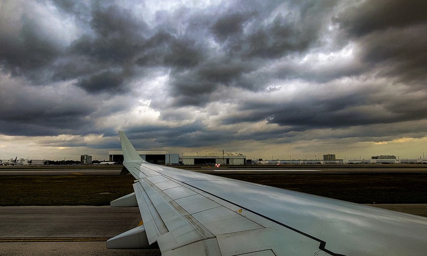 Gewitterwolken über einem Flughafen: Künftig könnte es mehr Gewitter geben.