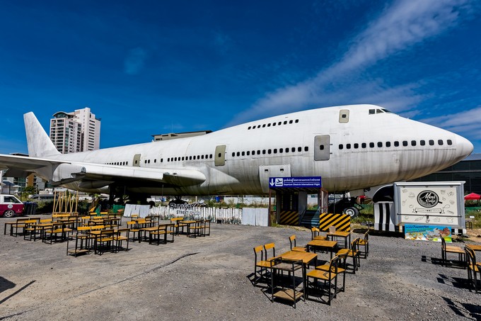 Am Runway 88 Streetfood Markt in Pattaya steht diese 48 Jahre Boeing 747-200, die 1974 an die kanadische CP Air geliefert wurde und anschl. für Pakistan International Airlines und Orange Air flog, bevor sie 2007 in U-Tapao außer Dienst gestellt und 2014 zerlegt wurde. Nach 6 Jahren in Einzelteilen auf einem Feld abgelegt wurde sie 2021 wieder zusammengebaut und ist jetzt der Star des Nachtmarktes.