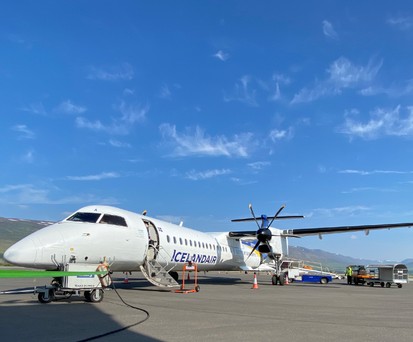 Da Havilland Canada Dash 8 von Icelandair in Akureyri: Bald sollen hier auch größere Flugzeuge zu sehen sein.
