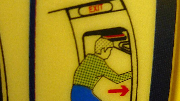Darstellung in den Sicherheitsanweisungen von Ryanair: Beim Notausgang muss jemand sitzen.